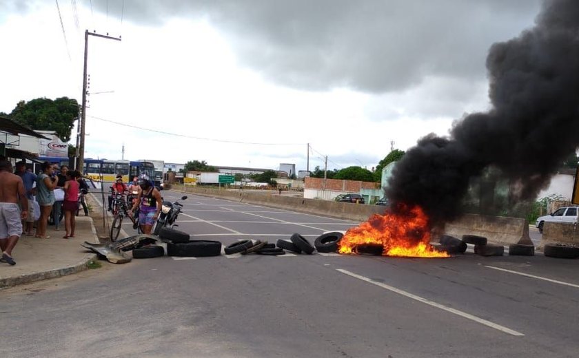 Moradores ateiam fogo em pneus e bloqueiam rodovia em Arapiraca