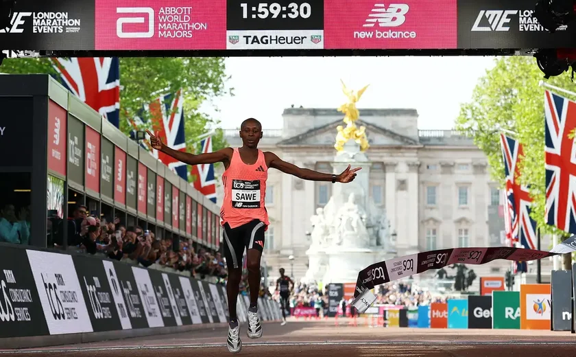 Queniano se torna primeiro atleta a correr maratona abaixo de 2 horas
