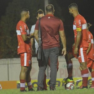 Wesley estreia pelo CRB em posição diferente e aparece pouco na