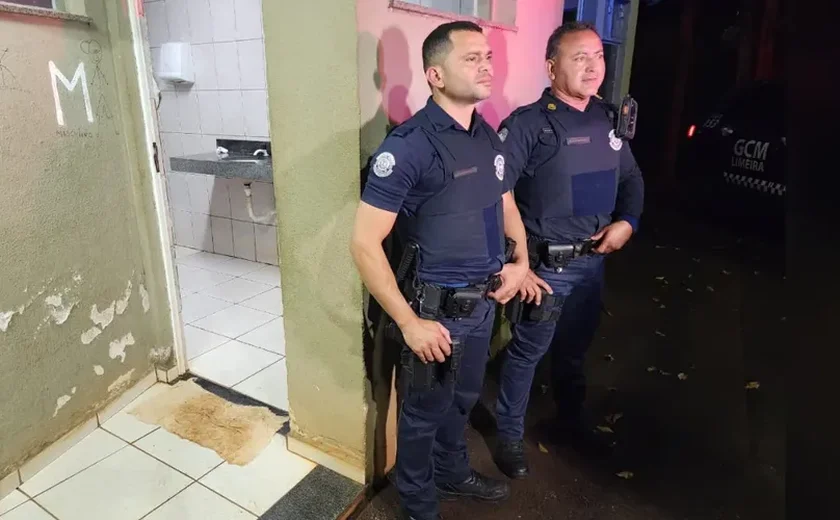 Casal de idosos é flagrado fazendo sexo em banheiro público