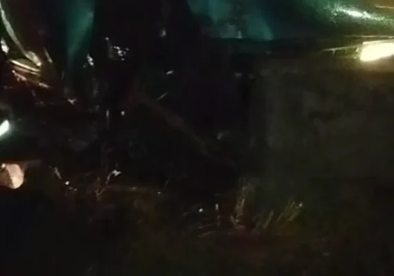 Carro colide em mureta de proteção inacabada e motorista fica preso às ferragens do veículo