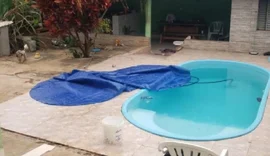 Bebê morre afogada após se enrolar a lona de piscina, dizem bombeiros