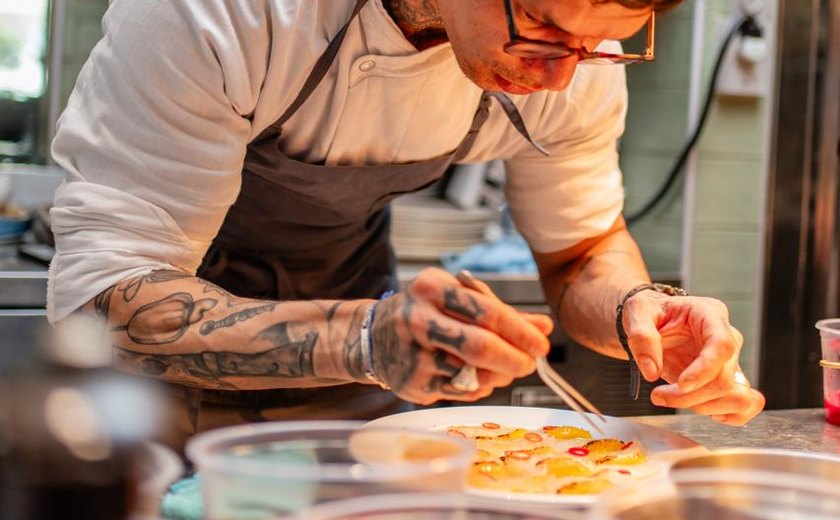 Moisés Batista, participante do MasterChef de 2023, será premiado com o 10º Prêmio Oscar Alagoano
