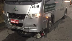 Homem morre após colisão entre moto e micro-ônibus
