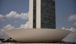 Avanço da IA corrói financiamento do jornalismo profissional no Brasil