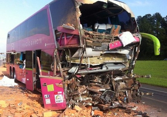Batida entre ônibus e caminhão deixa duas pessoas mortas e 14 feridas
