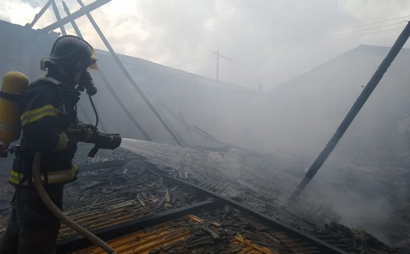 Incêndio atinge galpão de material reciclável em Arapiraca