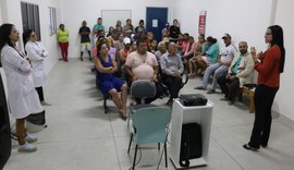 Promotora dá palestra para familiares e pacientes no HE do Agreste