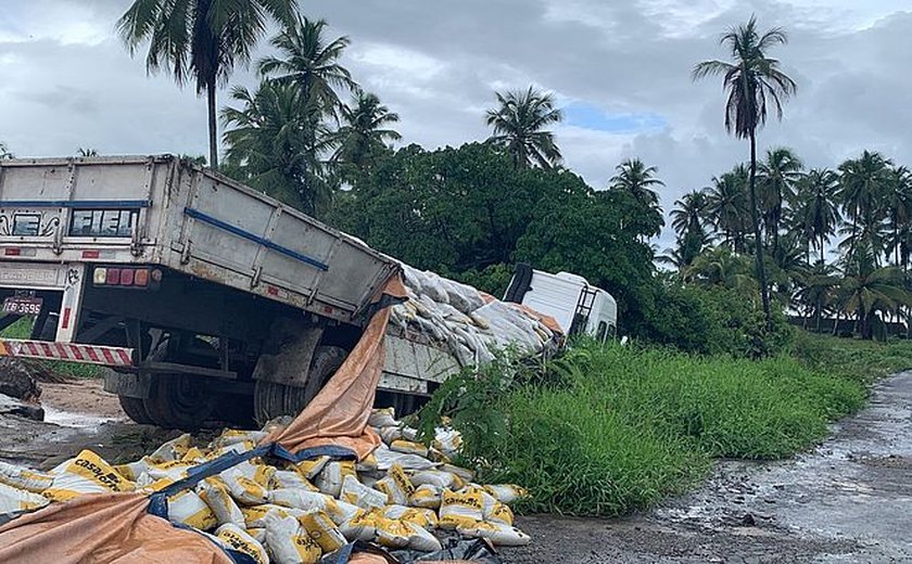 Caminhão carregado de argamassa tomba na AL-101 Norte