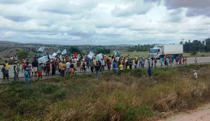 Movimentos sociais bloqueiam rodovia BR-101 entre Junqueiro e São Sebastião