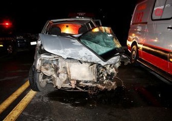 Acidente entre carro e ambulância deixa três pessoas feridas
