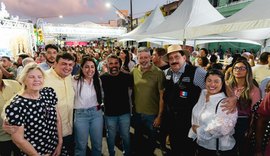 Gilberto Gonçalves prestigia grande procissão em homenagem à Padroeira de Rio Largo ao lado de Arthur Lira