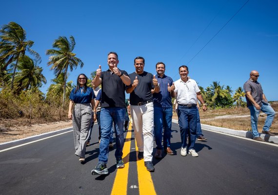 Governo inaugura rodovia que liga o centro de Feliz Deserto à indústria de beneficiamento de coco