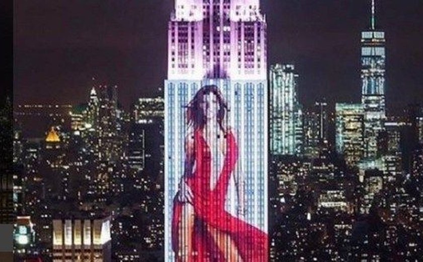 Bündchen aparece deslumbrante em projeção no Empire State, em Nova York