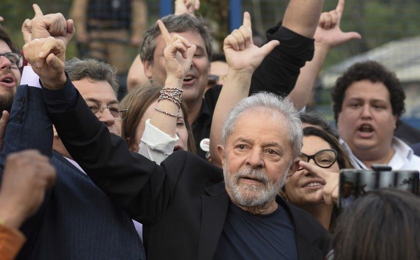 Após ser solto, Lula participa de comemoração em sindicato em São Bernardo do Campo