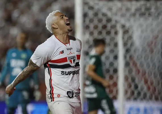 São Paulo vence Chapecoense e assume liderança isolada do Brasileiro
