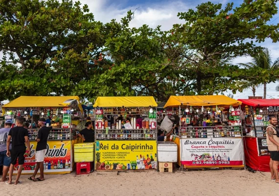 Prefeitura entrega alvarás para ambulantes do Massayó Verão