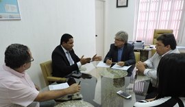 Casal e Prefeitura de Palmeira discutem parceria para melhorar atendimento