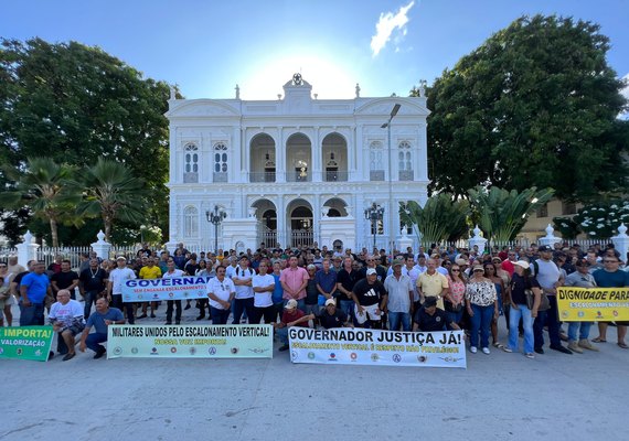 Militares realizam ato para cobrar Governo de AL