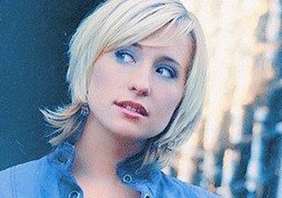 Atriz de Smallville admite que seita marcava mulheres com ferro quente