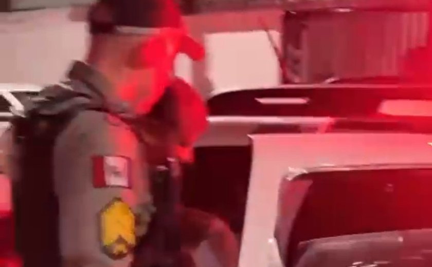 Porteiro é preso após participar de ato contra Flávio Bolsonaro na Ponta Verde