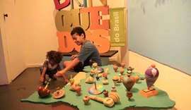 Exposição de brinquedos atrai público de todas as idades