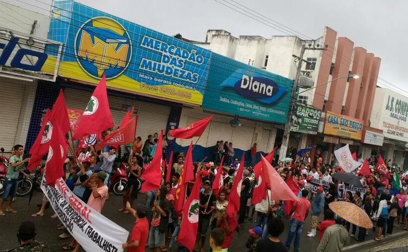 Trabalhadores fazem manifestação no centro de Arapiraca