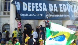 Grupo pró-Bolsonaro arranca faixa com dizeres 'Em defesa da Educação', na UFPR