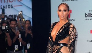 Jennifer Lopez rouba a cena com look sexy no Billboard latino