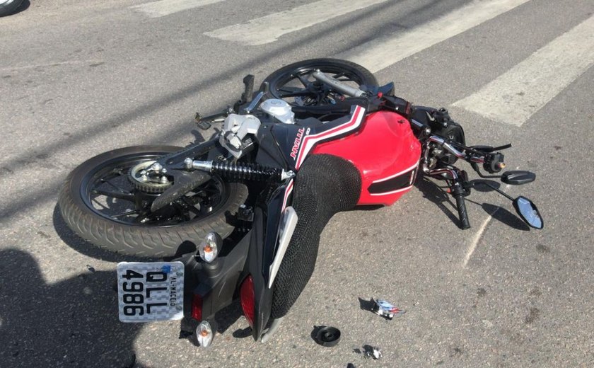 Motociclista avança sinal vermelho e morre ao ser atingido por ônibus