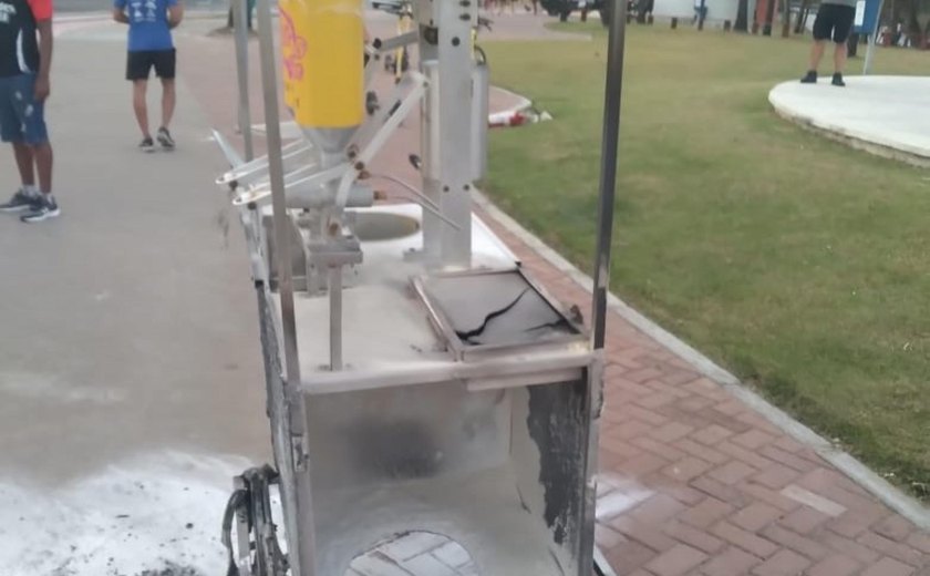 Agentes do Ronda atuam para conter incêndio em carrinho de churros na Jatiúca