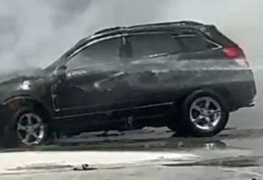 Carro pega fogo em estacionamento de supermercado em Arapiraca