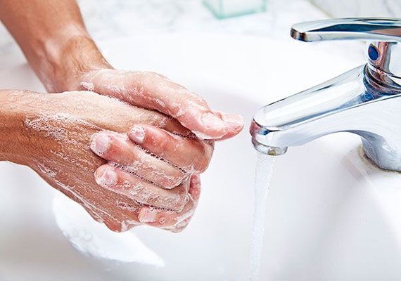 Higienizar as mãos pode evitar a contaminação por superbactérias