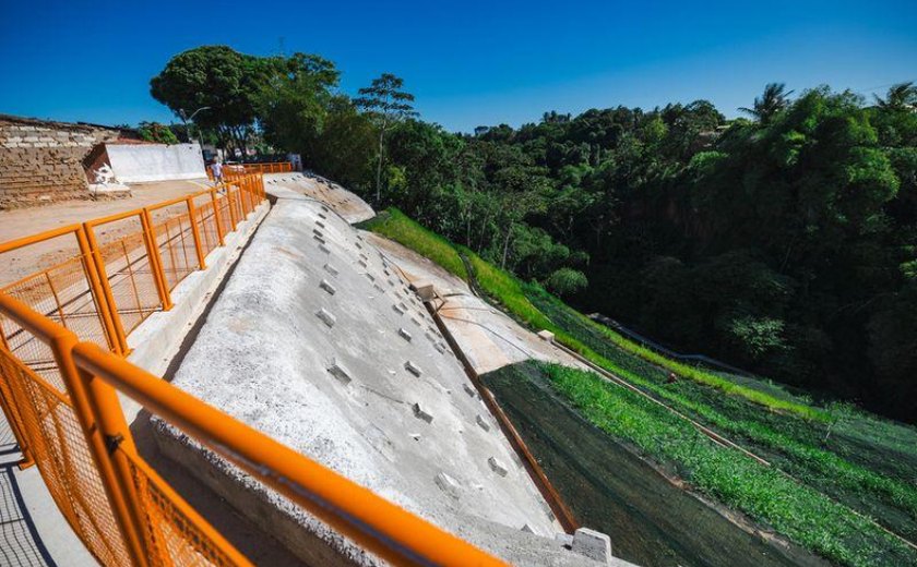 Para proteger encostas em áreas de risco de deslizamento, Maceió investe R$ 150 milhões