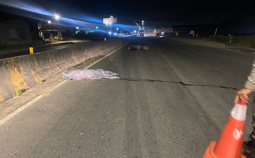 Condutor de cinquentinha bate em poste no canteiro central e morre em Arapiraca