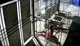 Homem invade cafeteria e foge após alarme disparar no Centro