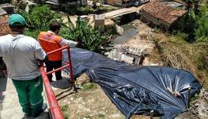 Lonas são colocadas em áreas de risco para prevenir deslizamentos