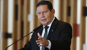 Imprensa é mantida distante de Mourão durante evento em Maceió