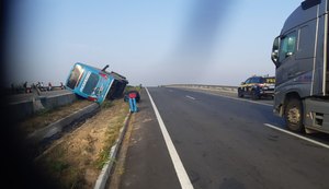 Ônibus de viagem tomba na BR-101 em Teotônio Vilela e deixa cerca de dez feridos