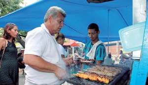 Comércio em praças é fonte de renda em Maceió