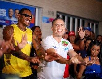 Renan Filho é recebido com festa por moradores do Canaã e do Ouro Preto