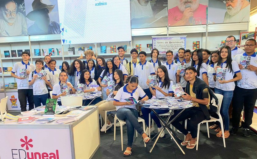 Estudantes de Arapiraca lançam livro na  Bienal, em Maceió