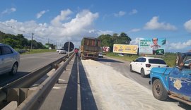 Sistema de contenção de carreta tem defeito e carreta derruba carga de açúcar na AL-101 Sul