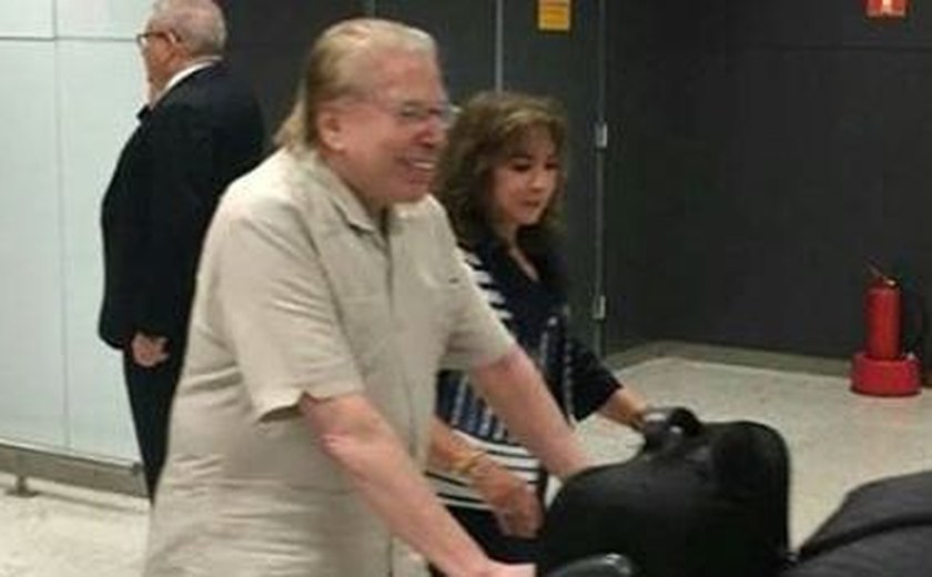 Olha o flagra! Silvio Santos retorna ao Brasil de férias e visual surpreende fãs