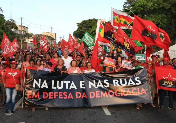 Movimentos sociais realizam ato a favor da democracia em Maceió