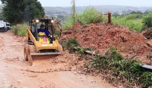 Rodovias são interditadas por causa de deslizamentos de barreiras e quedas de árvores