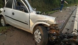 Carro parte ao meio em acidente com caminhão e uma pessoa morre no RS