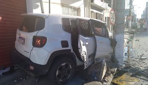 Carro bate em poste e tem a parte dianteira destruída