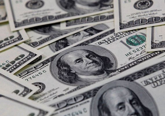 Dólar cai para R$ 4,94 com melhoria no mercado internacional