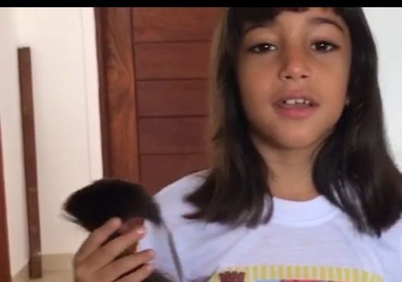 Garota corta cabelo para ajudar crianças com câncer em Arapiraca